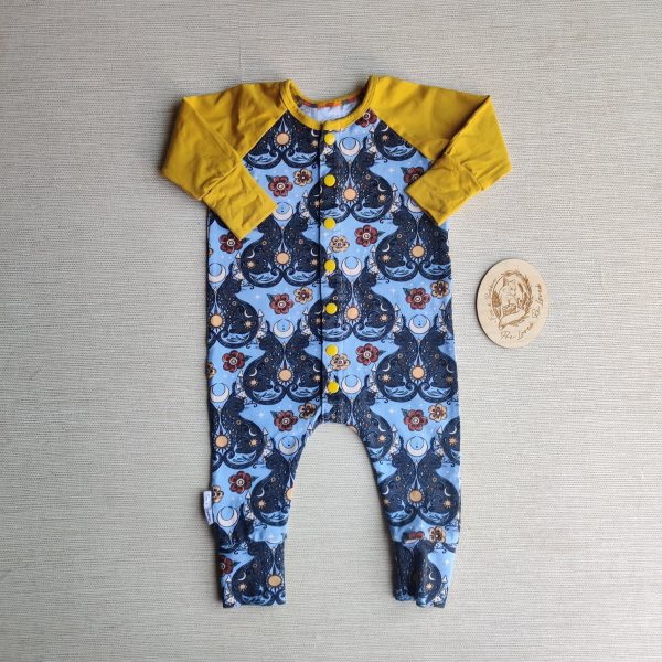 PRE-LOVED; RE-LOVED Age 6-12m Long Sleeve Raglan Romper EUC Mystic Cats/Ochre