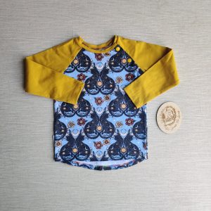 PRE-LOVED; RE-LOVED Age 3 Long Sleeve Raglan T Shirt EUC Mystic Cats/Ochre with Poppered Neckline
