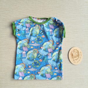 PRE-LOVED; RE-LOVED Age 2 Dolman T GUC Ocean Day/Green with poppered neckline