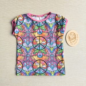 PRE-LOVED; RE-LOVED Age 3 Dolman T GUC Peace & Rainbows/Fuschia