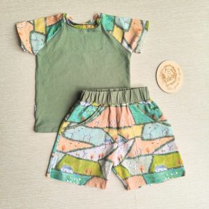 PRE-LOVED; RE-LOVED Age 3 OUTFIT: Raglan T and Shorts EUC MM Cornish Countryside/Olive Green
