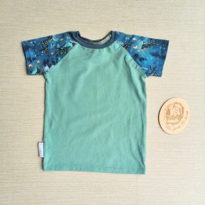 PRE-LOVED; RE-LOVED Age 2 Raglan T EUC Watercolour Forest/Dark Mint with poppered neckline